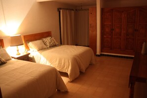 4 slaapkamers, een bureau, een strijkplank/strijkijzer, wifi