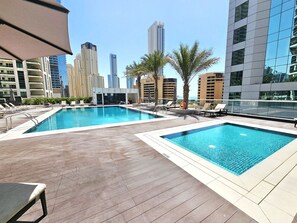 Een verwarmd zwembad