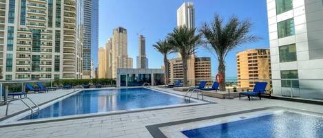 Lämmitetty uima-allas