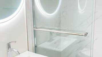 Regadera, toallas, papel de baño