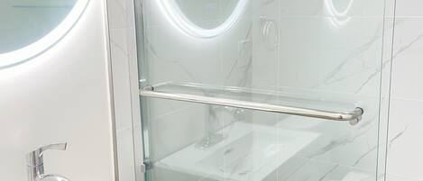 Douche, serviettes fournies, papier toilette