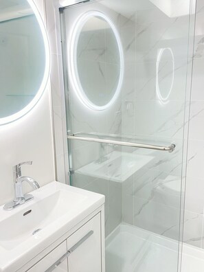 Dusj, håndklær og toalettpapir