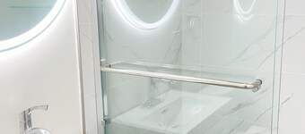 Beautiful place with Kitchen, Washing Machine, Internet near UBC, beach and DT