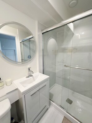 Een douche, handdoeken, toiletpapier
