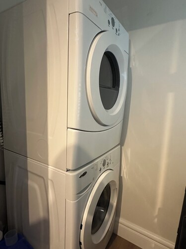 Beautiful place with Kitchen, Washing Machine, Internet near UBC, beach and DT