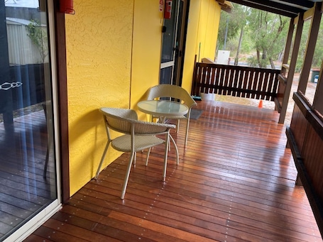Outdoor dining. Peaceful bay chalets -Chalet 7B