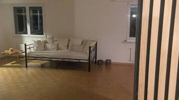 Apartment, 2 Bedrooms, Balcony, Garden View | Ruang tamu