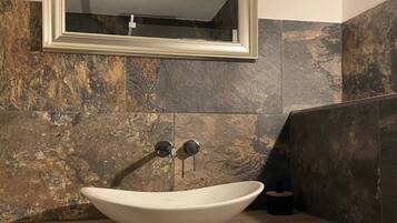 Apartment, 2 Schlafzimmer, Balkon, Gartenblick | Badezimmer | Toilettenpapier