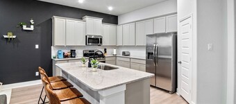 MDRN Antigua LXRY Home I Sleeps 10 I 8 min Frm NRG