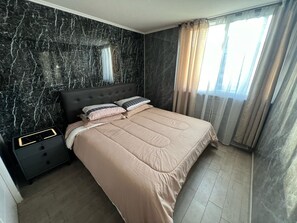 1 slaapkamer, een strijkplank/strijkijzer, wifi, beddengoed