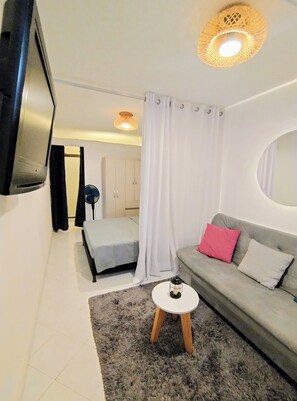 2 bedrooms, desk, iron/ironing board, WiFi