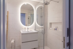 Shower, hair dryer, towels - GuestReady - Soothing escape in Funchal (Funchal)