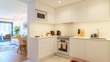 Kühlschrank, Mikrowelle, Ofen, Geschirrspüler