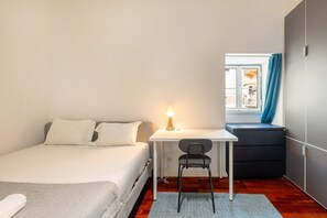 2 makuuhuonetta, työpöytä, internet, vuodevaatteet