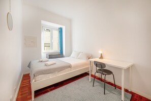 2 habitaciones, escritorio, acceso a internet y ropa de cama