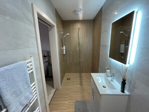 Dusch, hårtork och handdukar