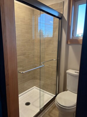 Douche, sĂšche-cheveux, serviettes fournies, savon