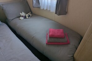 2 bedrooms, iron/ironing board, WiFi, bed sheets - Beachcomber Cabin, Dog Friendly - Anderby Creek (Anderby)