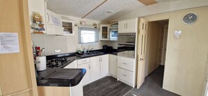 Fridge, microwave, oven, stovetop - Beachcomber Cabin, Dog Friendly - Anderby Creek (Anderby)