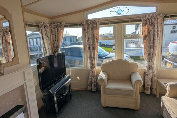 TV, fireplace - Beachcomber Cabin, Dog Friendly - Anderby Creek (Anderby)