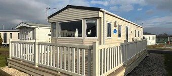 Seaside Retreat-Sleeps 8-Free Parking