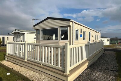 Seaside Retreat-Sleeps 8-Free Parking