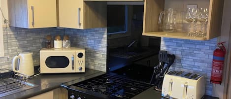Geladeira, micro-ondas, fogão, cooktop