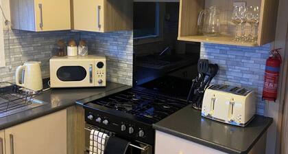 Seaside Retreat-Sleeps 8-Free Parking