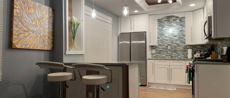 Réfrigérateur, micro-ondes, four, plaque de cuisson