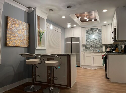 Charming 3-bedroom house in Park Forest with WiFi, Large Flat Panel TVs & Google