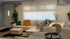 Smart TV, fireplace - Charming 3-bedroom house in Park Forest with WiFi, Large Flat Panel TVs & Google (Park Forest)