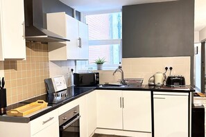 Fridge, microwave, oven, stovetop - Oak Suite - 2 Bed - Sleeps 4 - Central Blackpool (Blackpool)