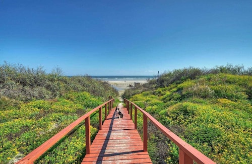 2 Units Beach Boardwalk, Pool, Pickleball + Tennis Island Retreat Complex