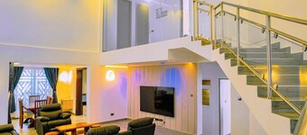 Villa - Sleeps 8 - Parking - Balcony