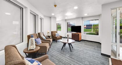LakeWood Inn & Suites