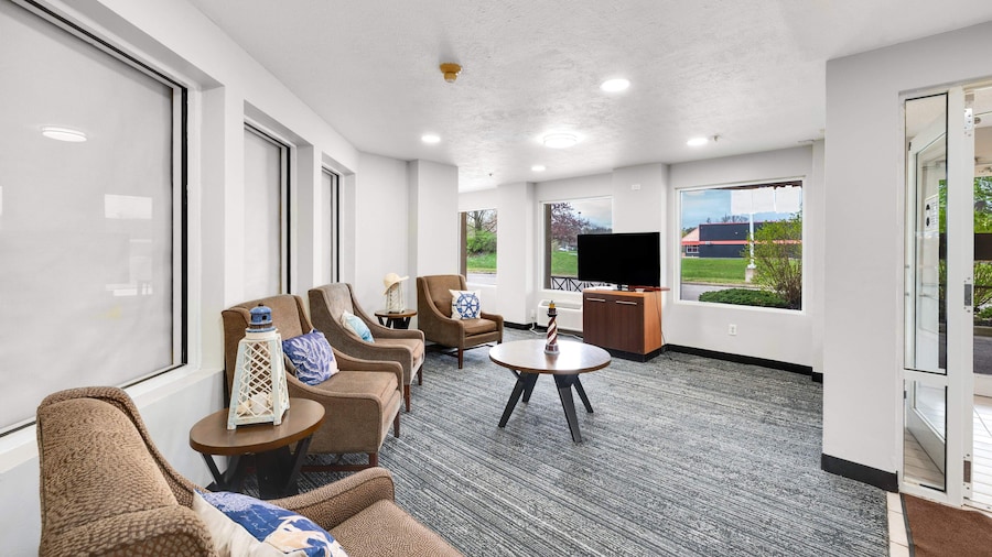 LakeWood Inn & Suites