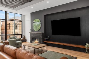 Smart-TV, Bücher, Stereoanlage