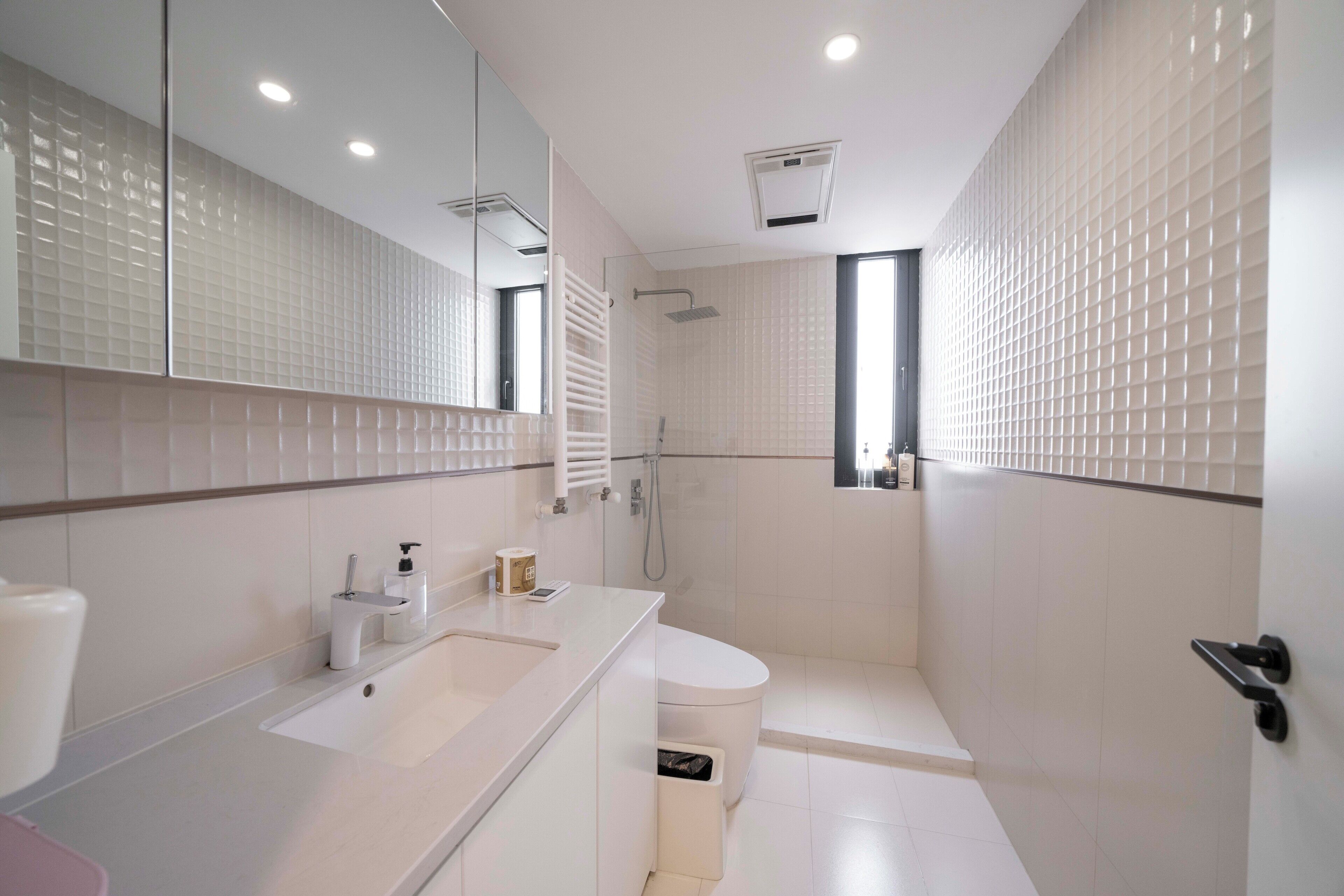 Superior Room, Multiple Beds, City View | Bathroom | Hair dryer, slippers, toilet paper