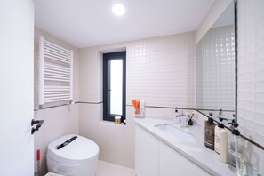 Room, Berbilang Katil, City View | Bilik Mandi | Pengering rambut