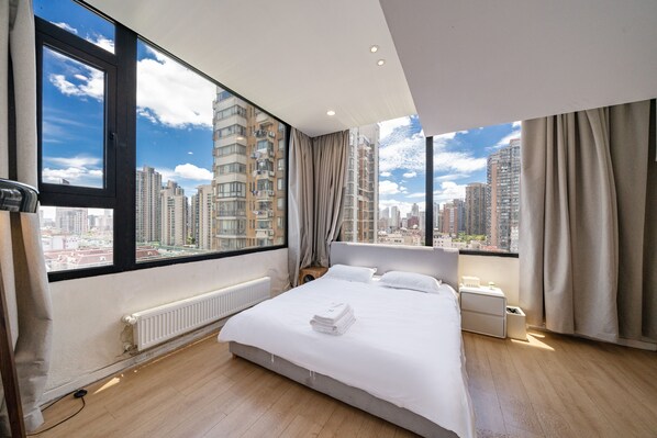 Habitación, varias camas, vistas a la ciudad | 1 dormitorio, espacio para trabajar con un portátil, wifi gratis