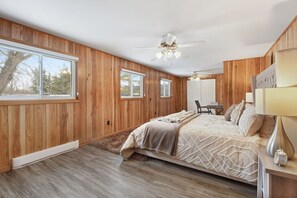 7 bedrooms, desk, iron/ironing board, WiFi - River Front 7BR House | Family Haven | Sleeps 14! (Fort Erie)