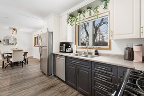 Fridge, microwave, oven, stovetop - River Front 7BR House | Family Haven | Sleeps 14! (Fort Erie)