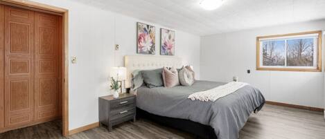 7 bedrooms, desk, iron/ironing board, WiFi