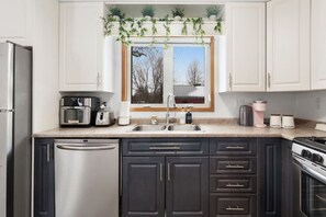 Fridge, microwave, oven, stovetop - River Front 7BR House | Family Haven | Sleeps 14! (Fort Erie)