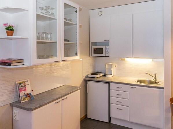 Refrigerador, microondas, utensilios de cocina