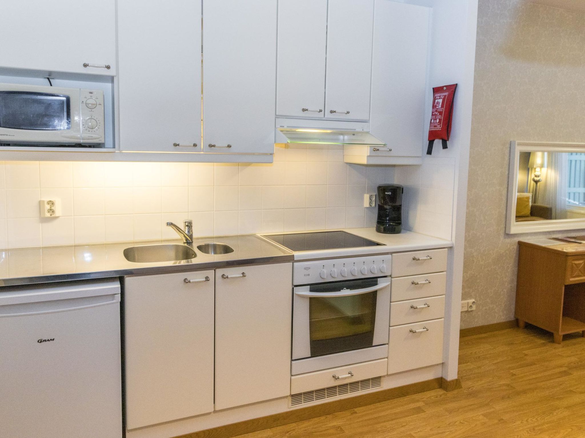 Jääkaappi, mikroaaltouuni, keittoastiat/astiat/ruokailuvälineet