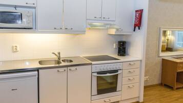 Geladeira, micro-ondas, talheres/pratos/utensĂlios de cozinha