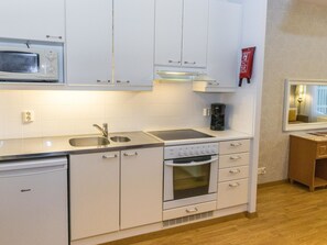 Refrigerador, microondas, utensilios de cocina