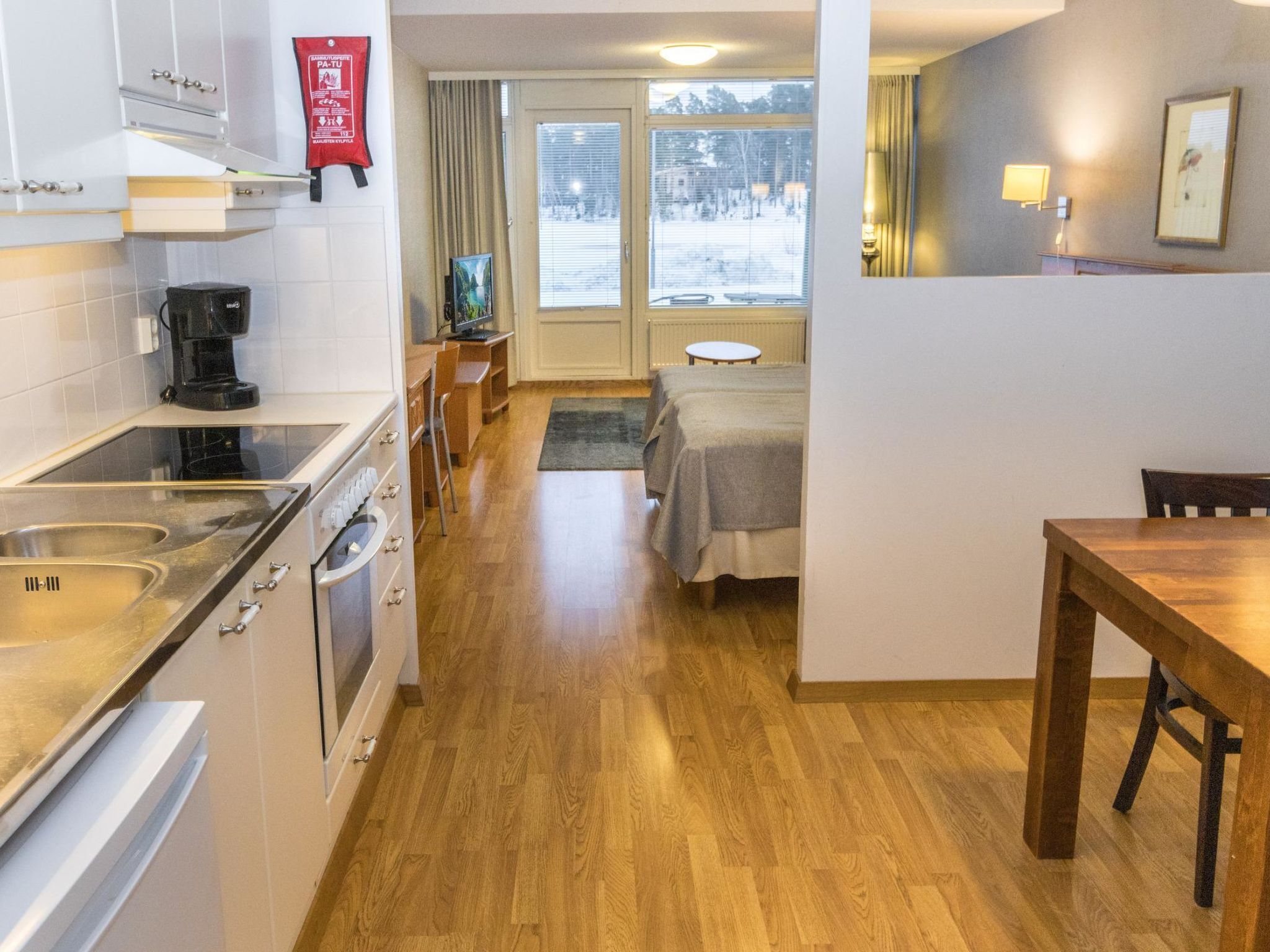 Refrigerador, microondas y utensilios de cocina 