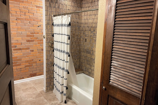 SĂšche-cheveux, serviettes fournies, savon, papier toilette